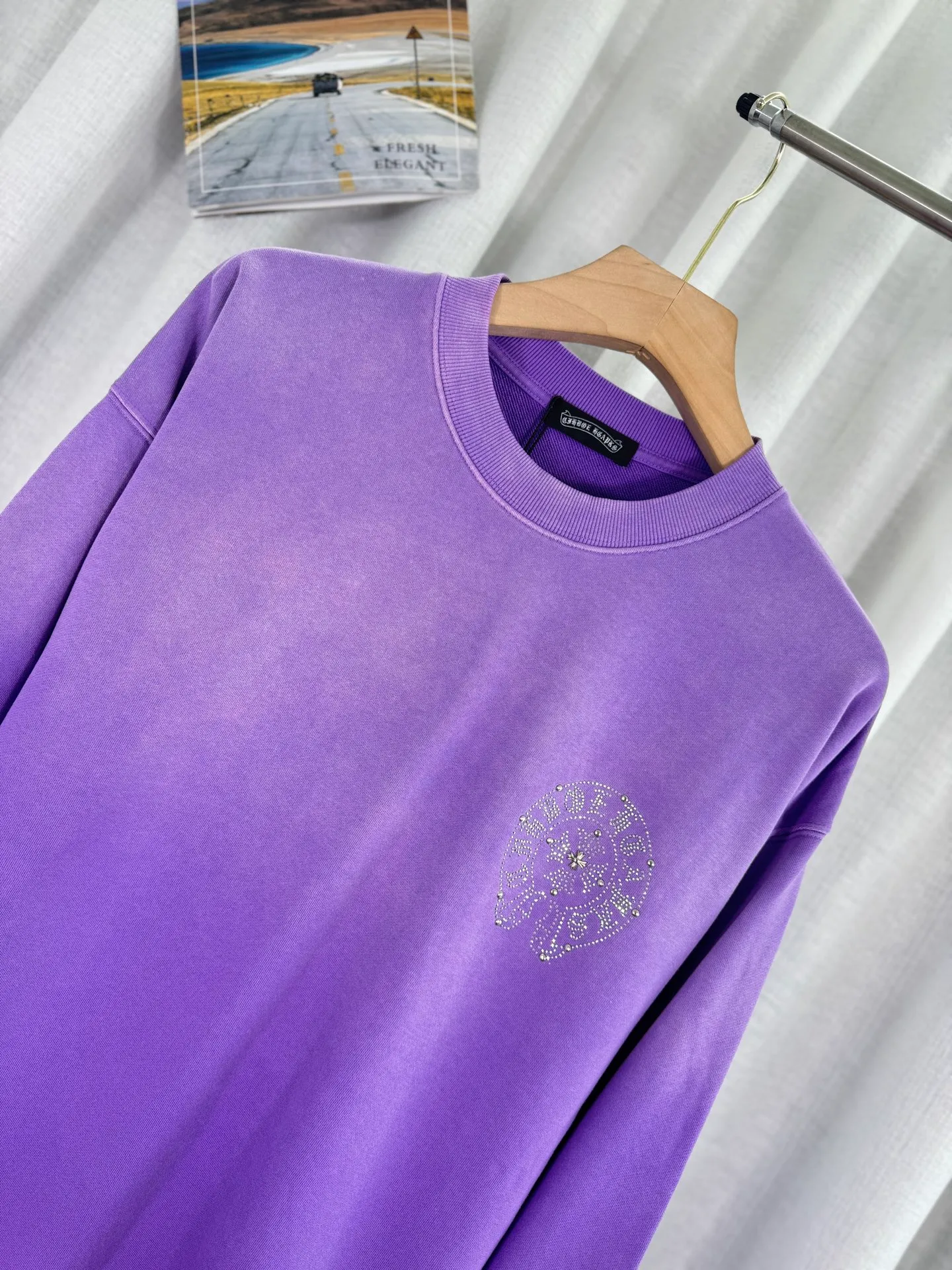 P290 top version, real shot without P, ​​different from market currency) 𝗖𝗵𝗿𝗼𝗺𝗲 𝗛𝗲𝗮𝗿𝘁𝘀/Croxin 2025 Autumn and Winter New Original Single Counter American 3D Rivets and Stickers Couple Casual Sweater 👑The highest version! Customized fabric 430g tripe terry fabric! American-style pickled and distressed original fabric, laser-burned flowers, rivets and diamonds, exquisite embroidery of letters! The best-selling model in the counter, very comfortable to wear. Accessories: original molded and authenticated collar label➕100% silk wash label. Genuine purchase-grade original hangtag➕matching hanging rope➕3D hanging beads➕original packaging bag. Craftsmanship: The original version has consistent wiring! The highest version of the armhole matching technique! Color: Pink Black Green Purple Size: S M L XL Style Number: 25-375